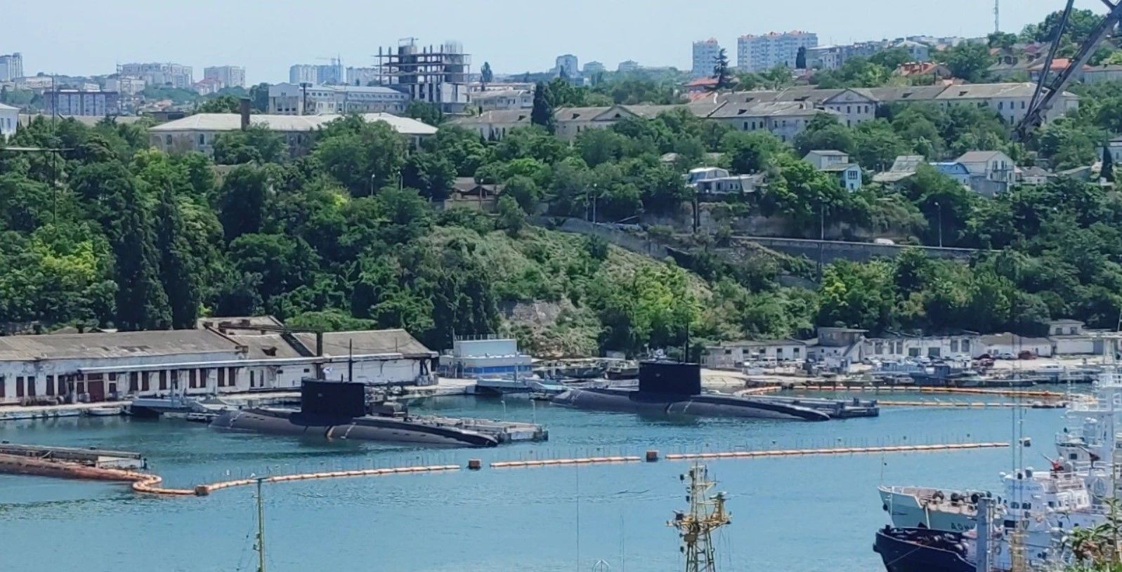 Россия вывела в Черное море 5 подлодок