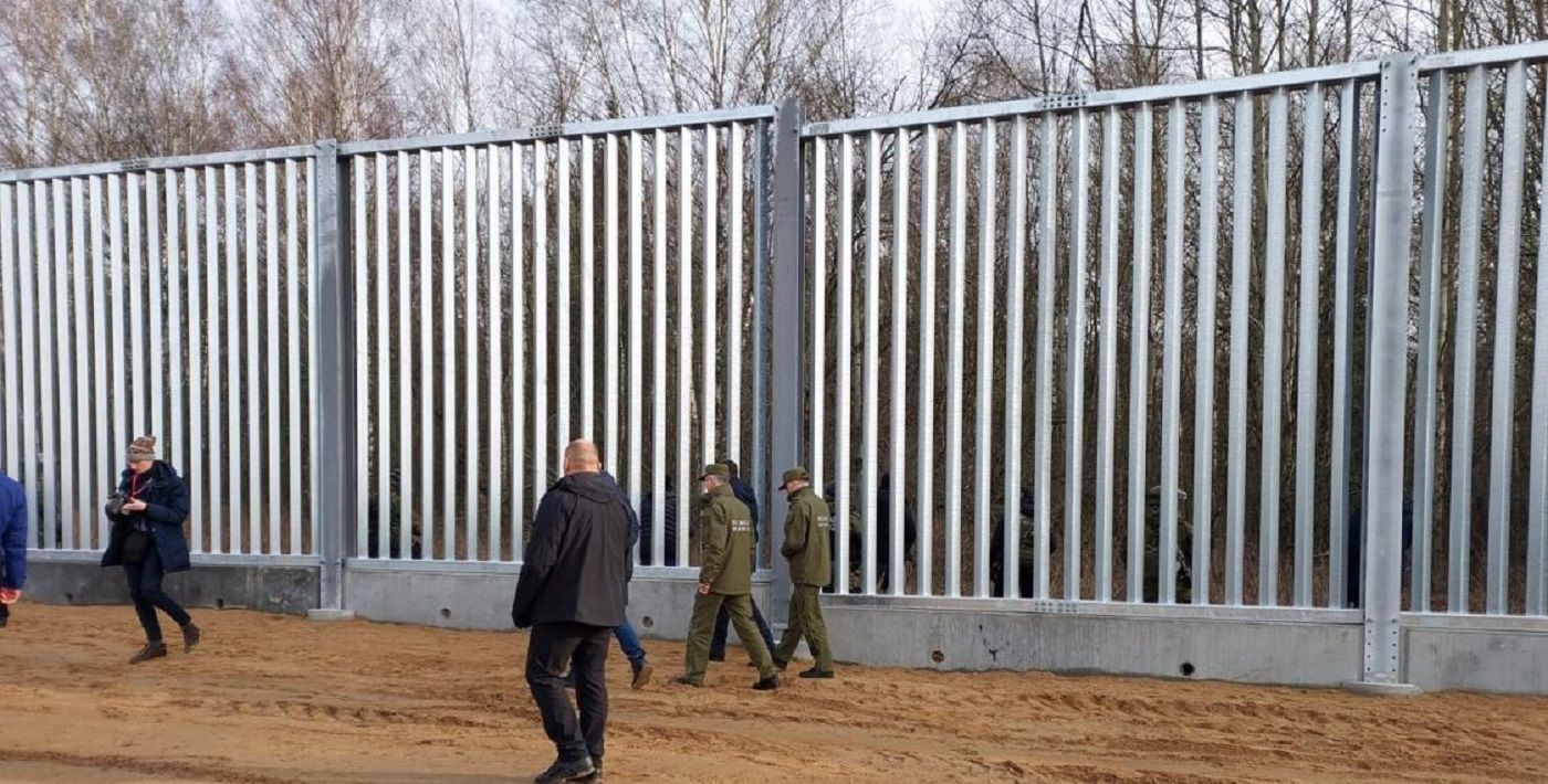 Польша завершила строительство 5-метрового забора на границе с Беларусью