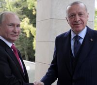 Эрдоган говорит, что "в постоянном контакте" с Путиным и пытается "проложить путь к миру"