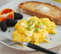 Сніданок з яєць: готуємо вершковий скрамбл за рецептом Миколи Люлька