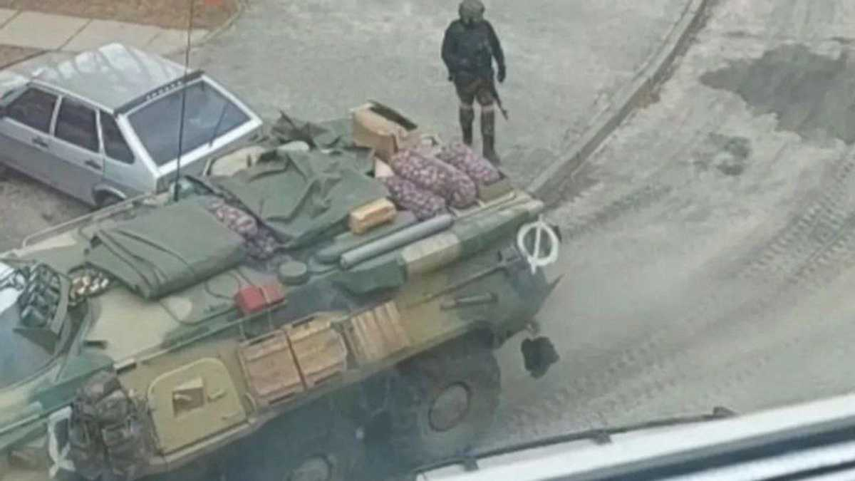 На Харківщині голодні окупанти грабують села: забирають у селян яйця та курей
