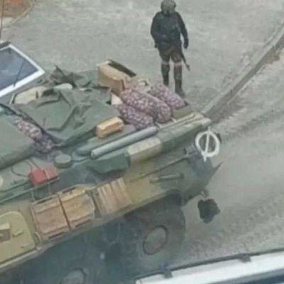 На Харьковщине голодные оккупанты грабят села: забирают у селян яйца и кур