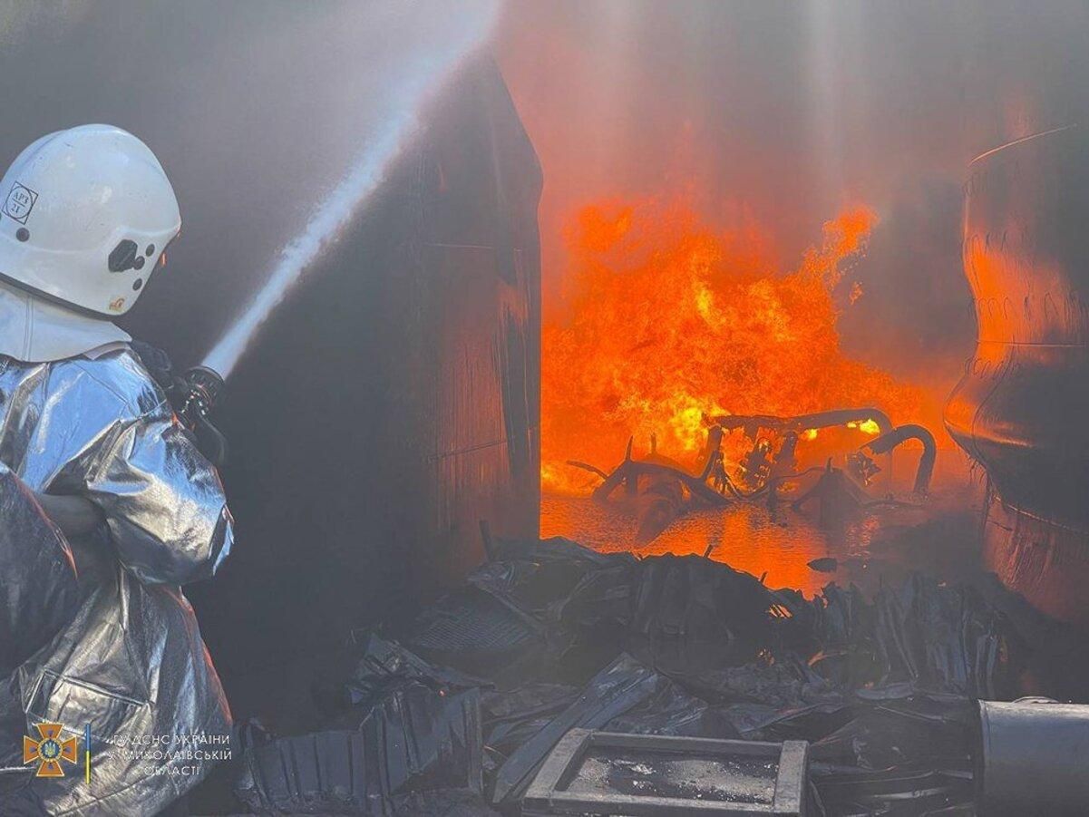 Из-за аномальной жары на предприятии в Николаеве вспыхнул масштабный пожар