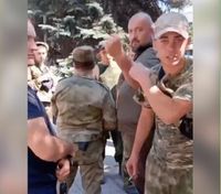 Окупант ледь не застрелив дитину під "академією МВС" у Донецьку – обурливе відео