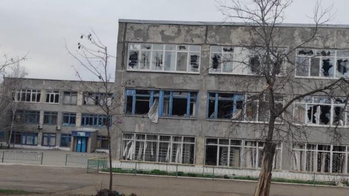 Окупанти відправляють вчителів з Маріуполя на "атестацію" до Росії Окупанти відправляють вчителів з Маріуполя на "атестацію" до Росії