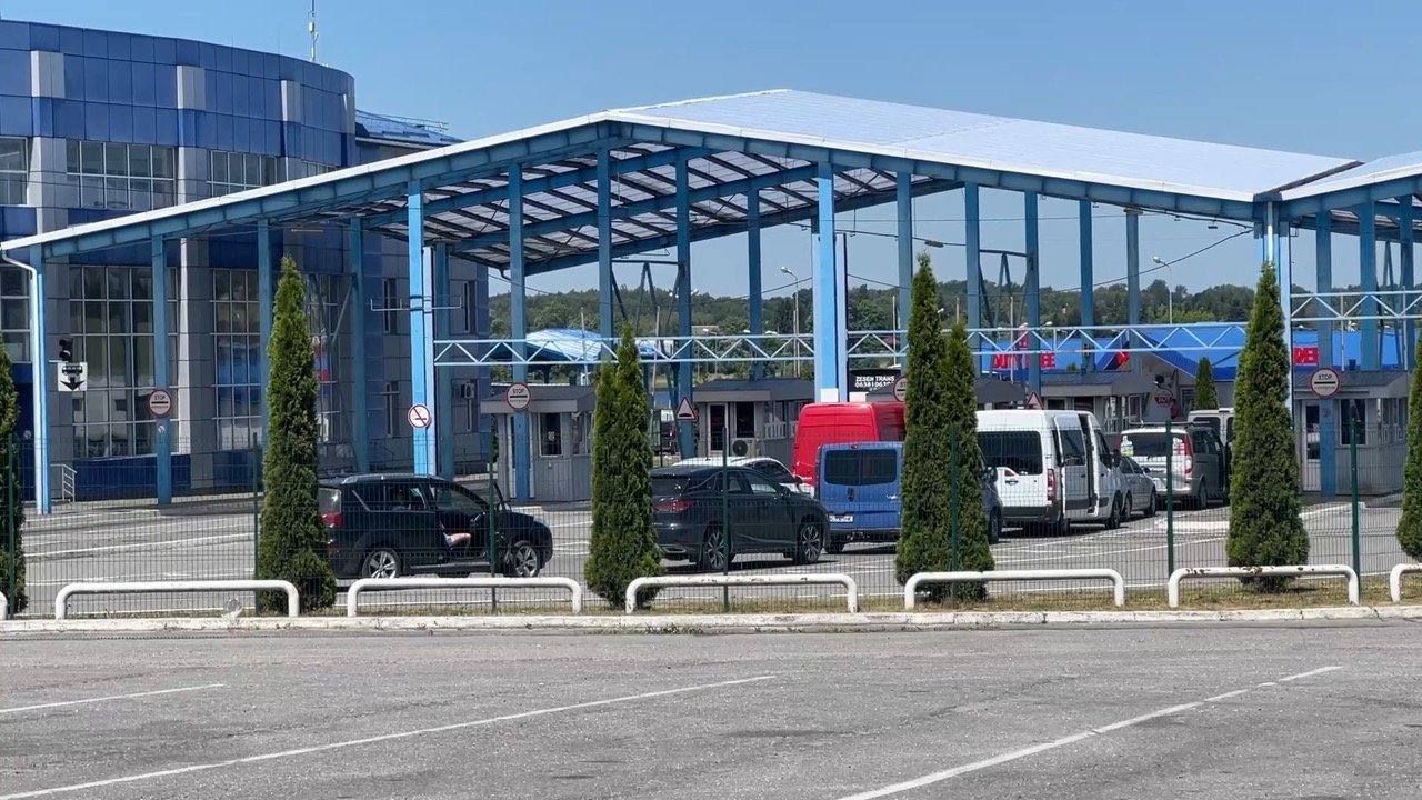 Украинцев предупредили о очередях на границе с Польшей Украинцев предупредили о очередях на границе с Польшей