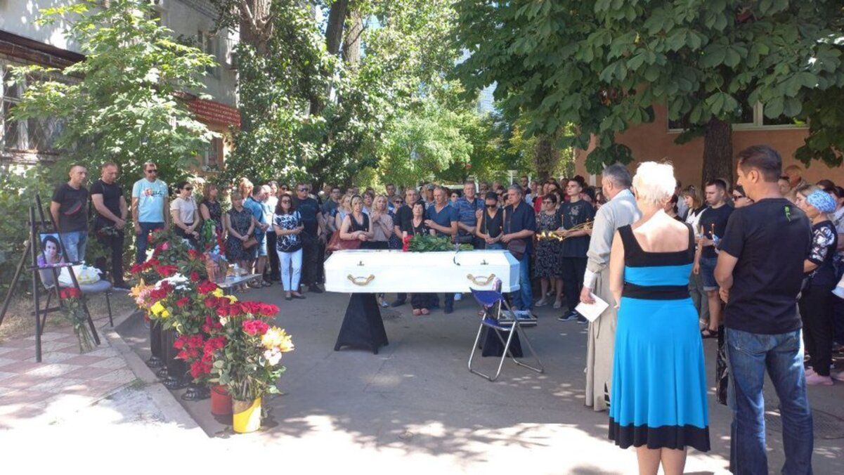 Удар по ТЦ в Кременчуці - у місті попрощалися з двома загиблими Удар по ТЦ в Кременчуці - у місті попрощалися з двома загиблими