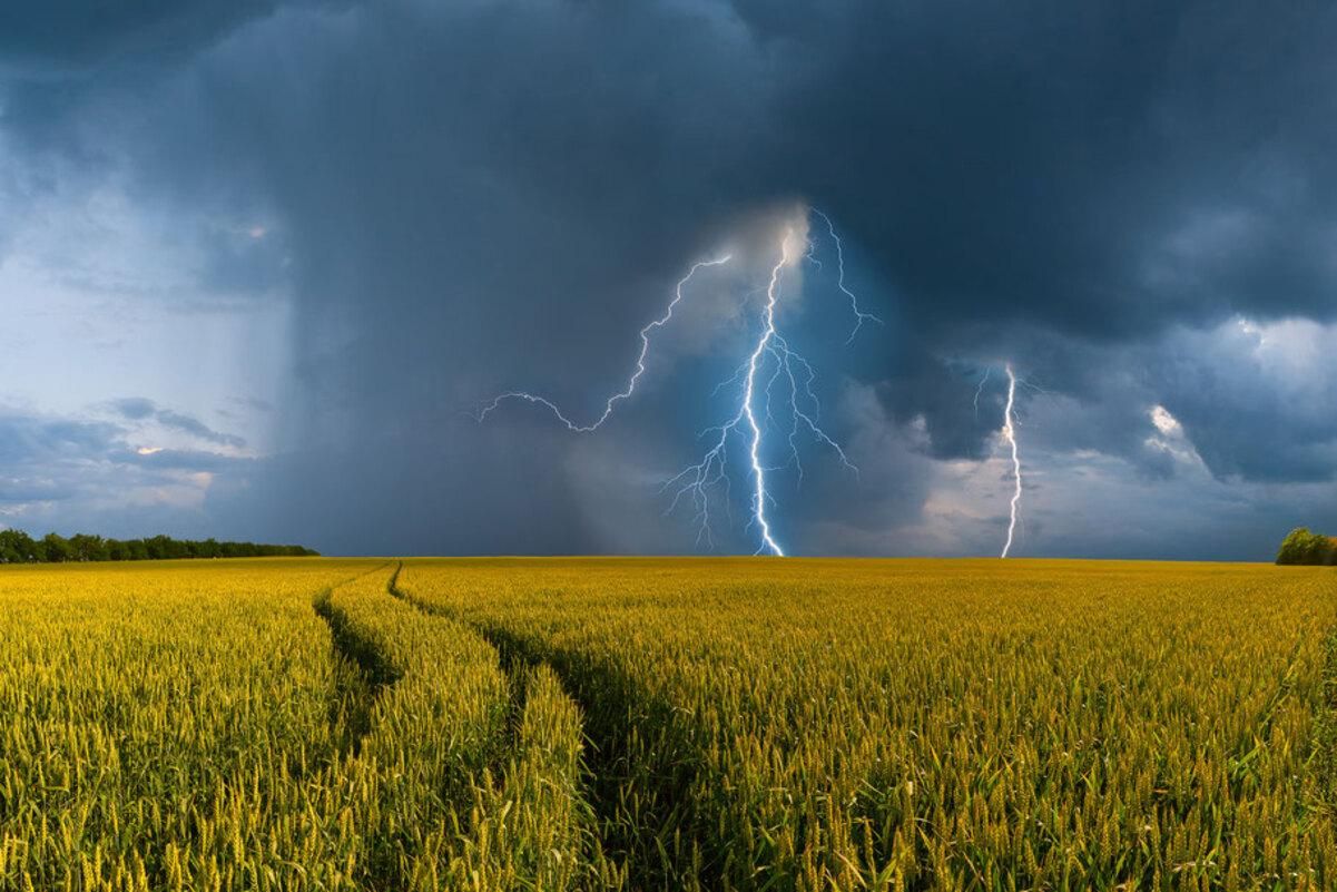 Українців знову попередили про град, зливи й шквали