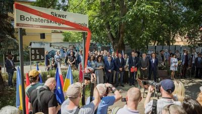 Біля консульства Росії у Гданську відкрили сквер імені Героїчного Маріуполя