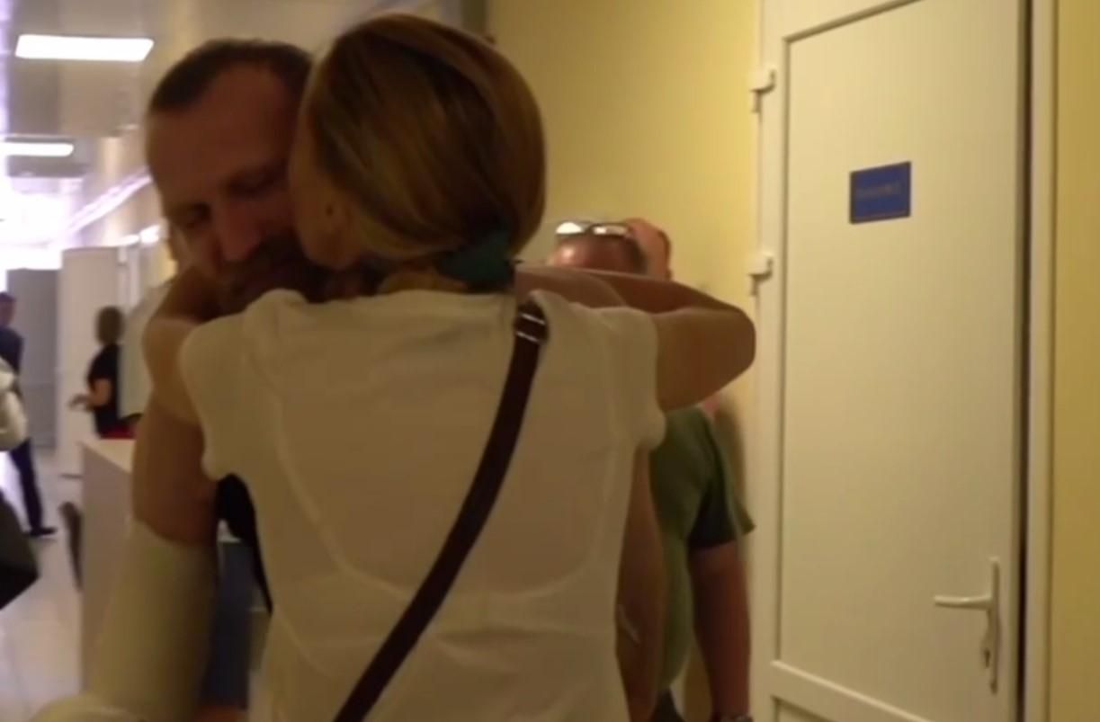 Как встречали 17 украинских пограничников, вернувшихся домой из плена Как встречали 17 украинских пограничников, вернувшихся домой из плена