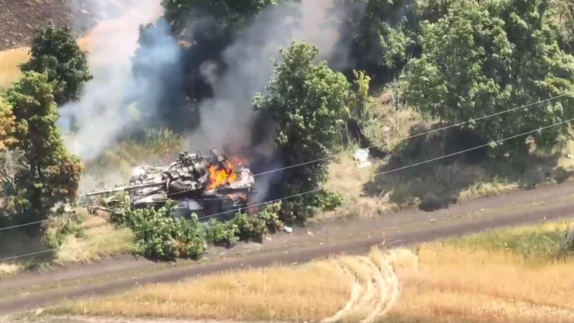 Російські танки горять в Україні - відео підбитого танку на Донбасі