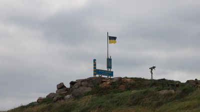 На Зміїному встановили прапор України: військова операція завершена