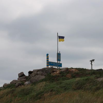 На Змеином установили флаг Украины