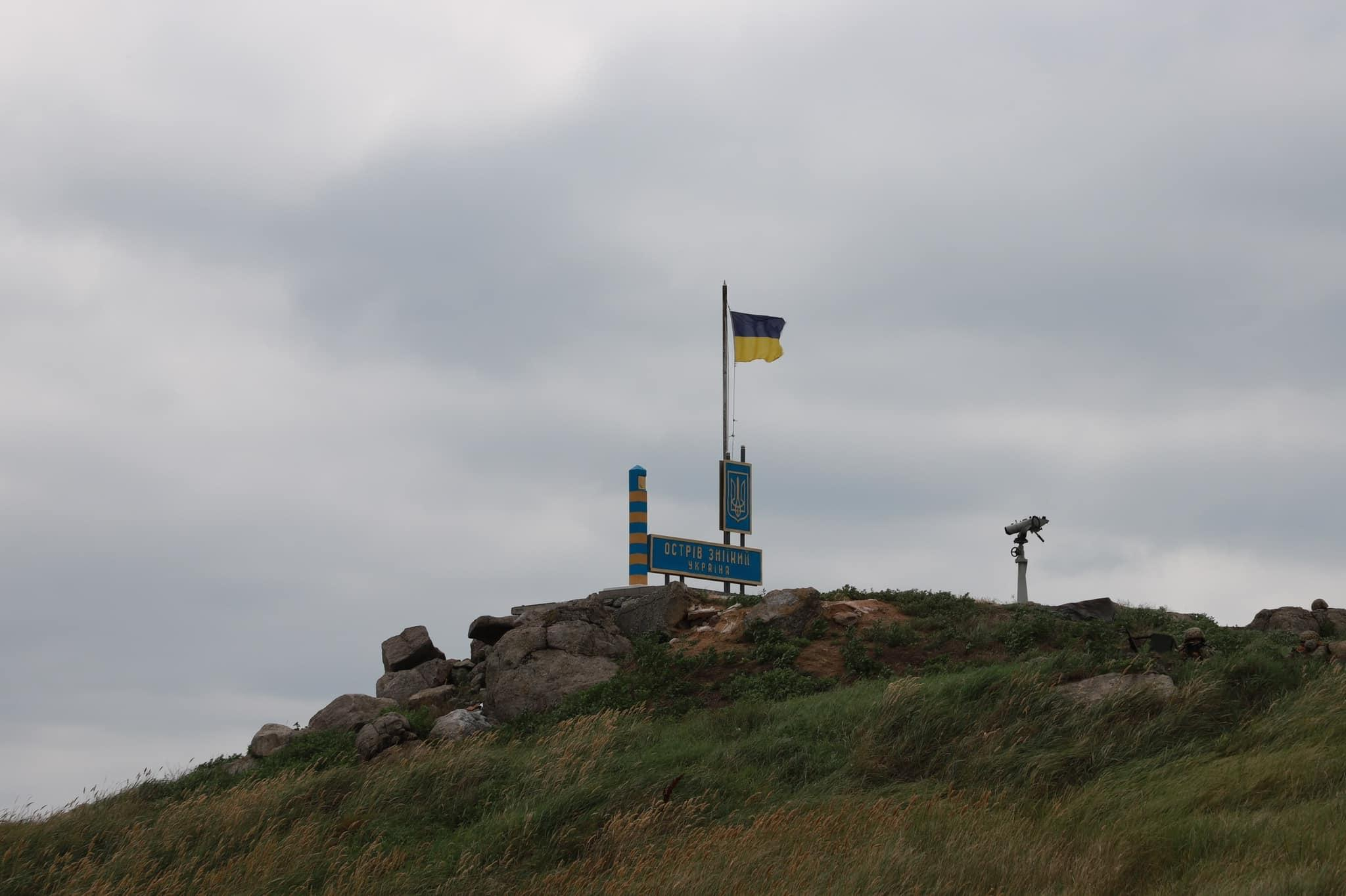 ВСУ отбили Змеиный – на острове установили украинский флаг