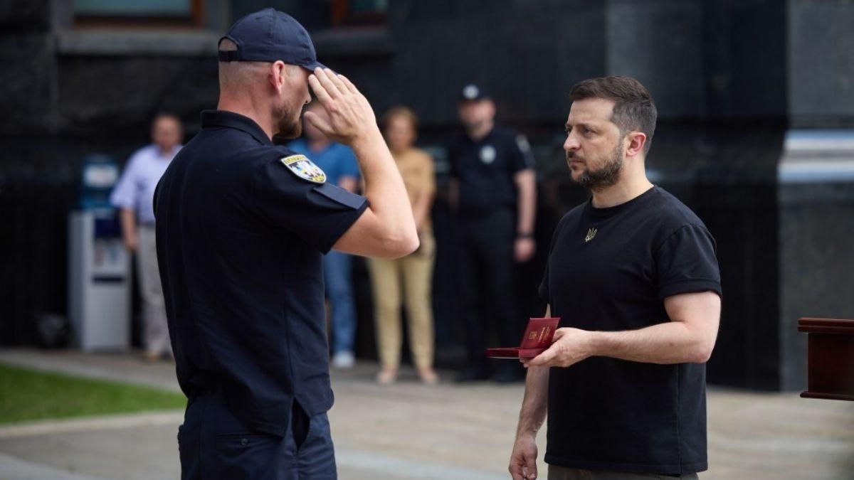 Зеленський привітав поліцейських - вручив їм нагороди та звання - фото й відео