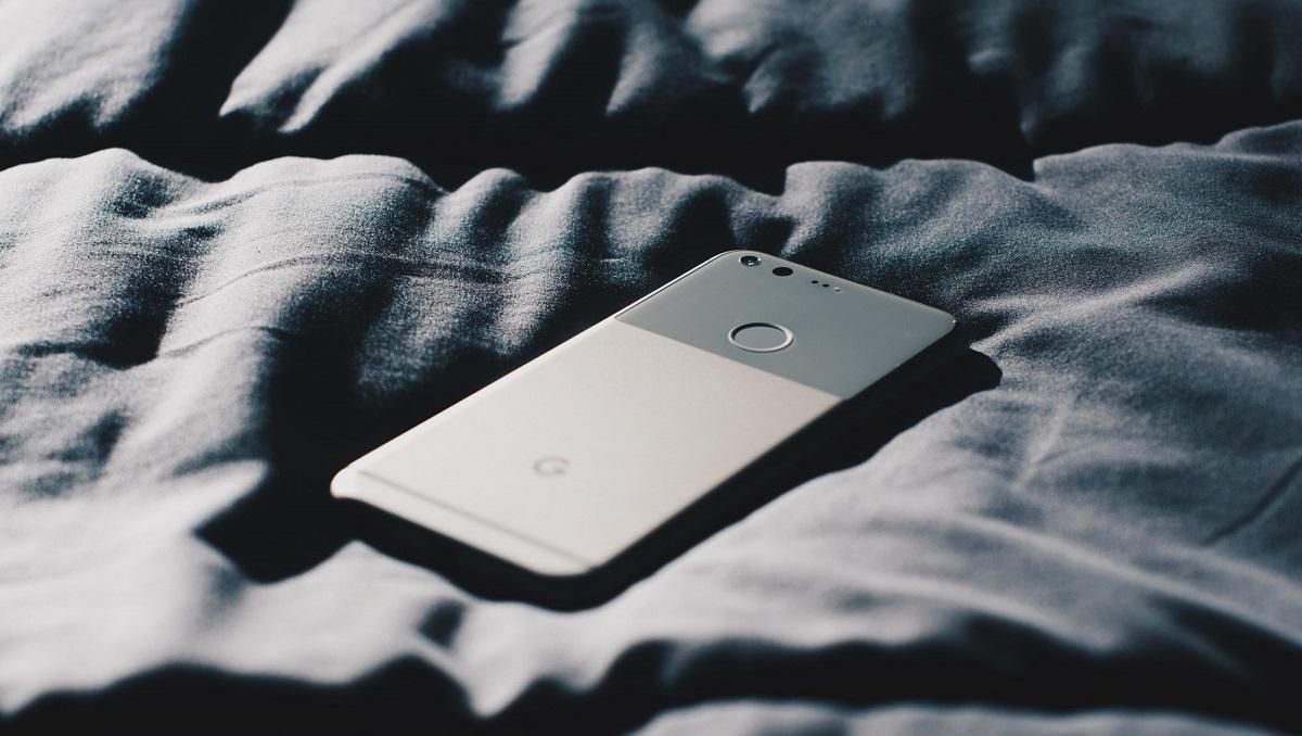 Чому не можна класти телефон під подушку під час сну Чому не можна класти телефон під подушку під час сну