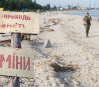 На пляжах Одеси встановили огорожі через мінну небезпеку, але люди на них не зважають
