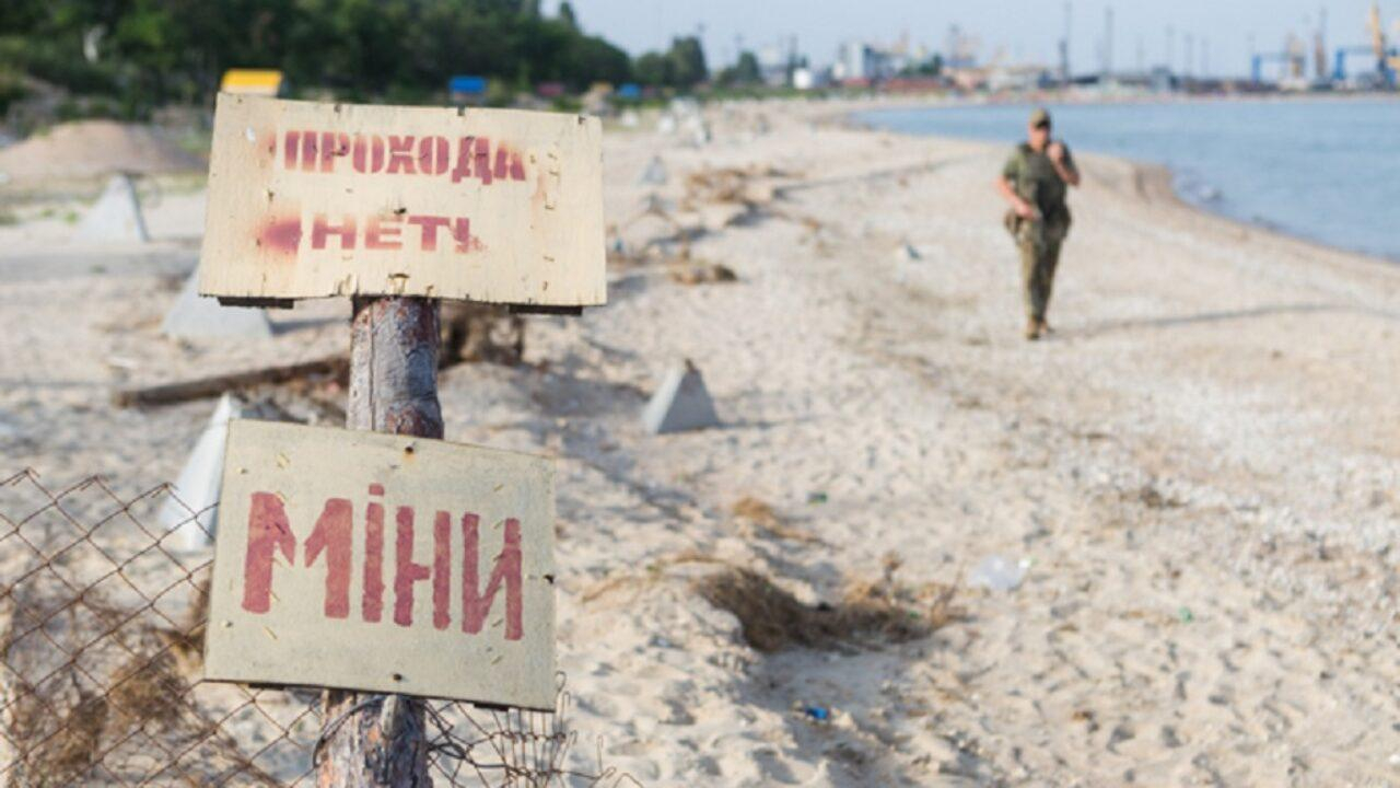 Отдыхающие купаются в Черном море, несмотря на минную опасность в Одессе