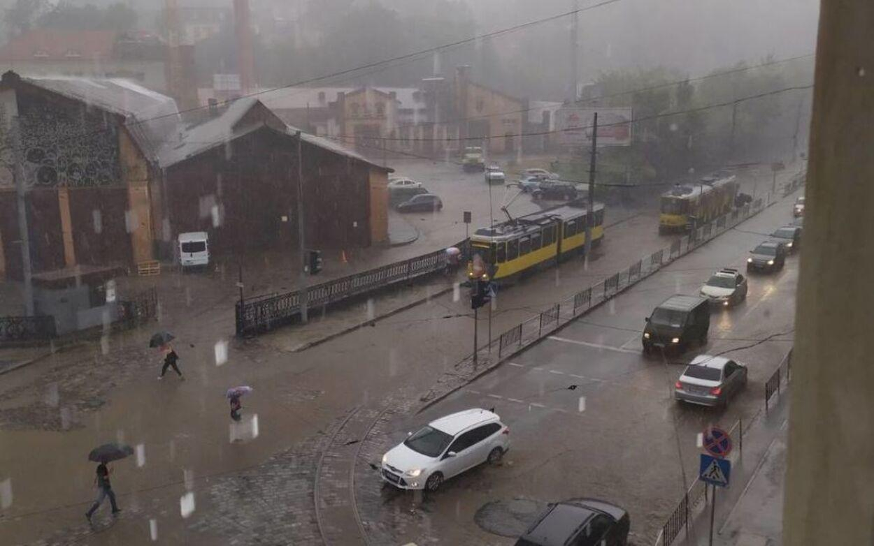 Наслідки негоди у Львові 5 липня: пошкоджені понад 20 дахів, кілька вулиць без світла