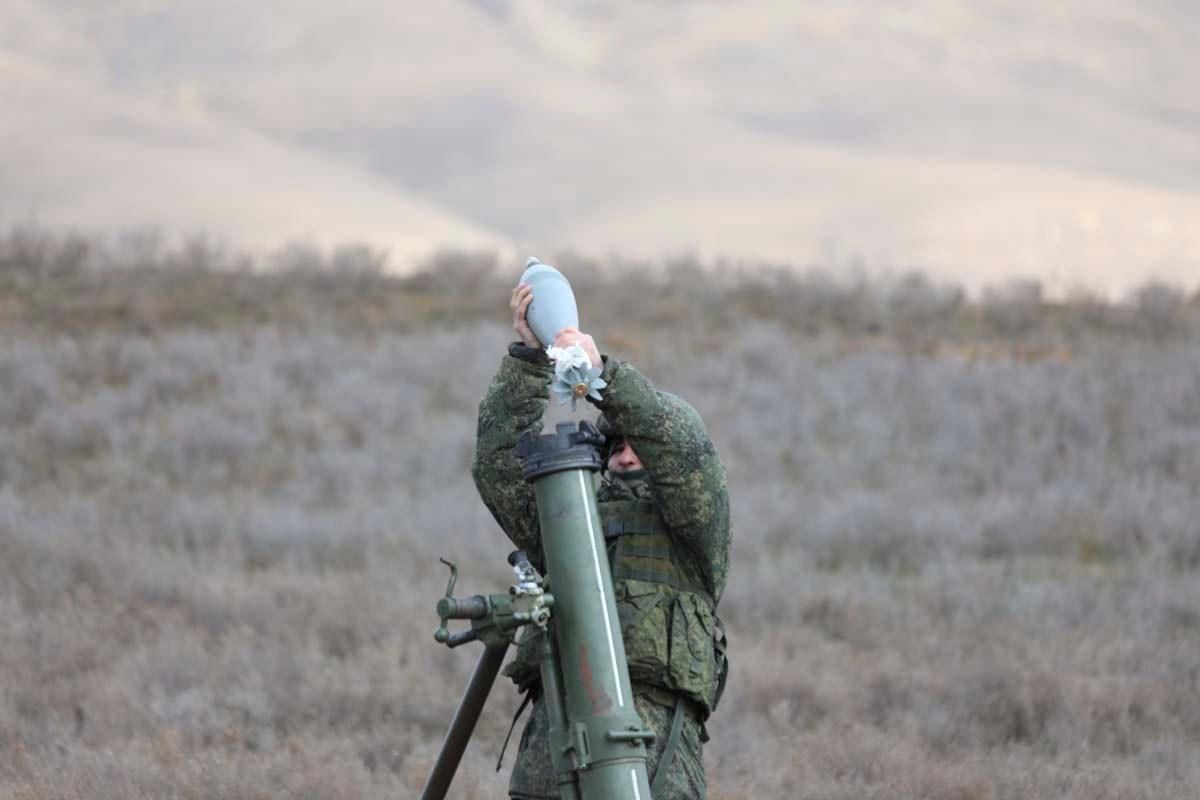 Российский военный с оружием