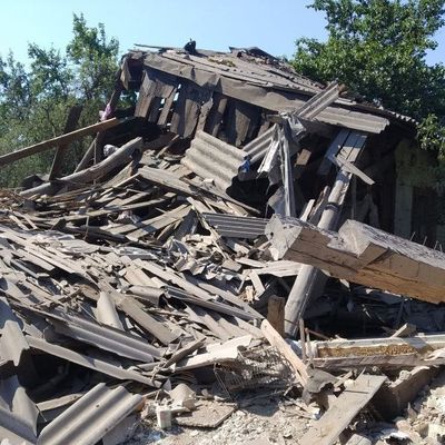 Окупанти вгатили ракетами по житлових будинках Торецька: під завалами є люди