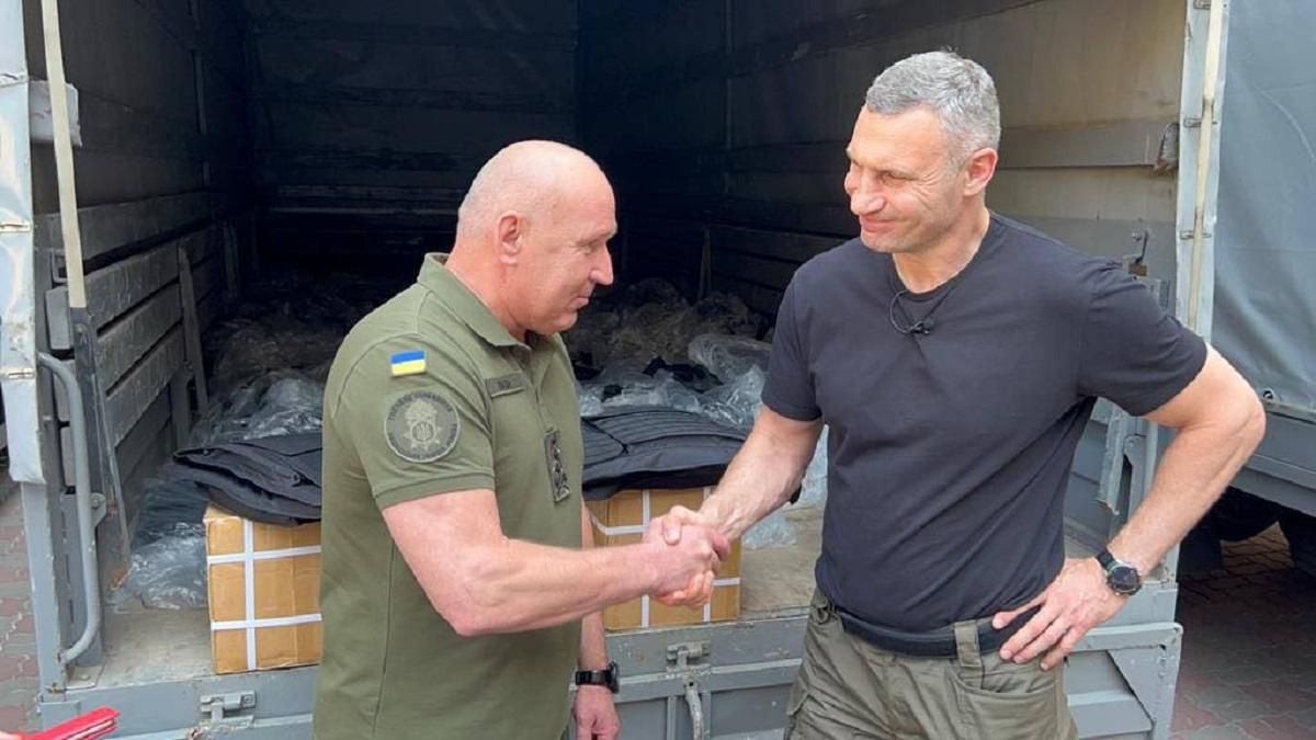 Столиця передала бійцям Нацгвардії 1200 бронежилетів 4 і 5 класу, – Кличко Столиця передала бійцям Нацгвардії 1200 бронежилетів 4 і 5 класу, – Кличко