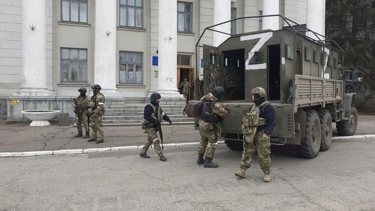 Выдают документы на российских бланках: ФСБшники захватили важные учреждения в Херсонской области Выдают документы на российских бланках: ФСБшники захватили важные учреждения в Херсонской области