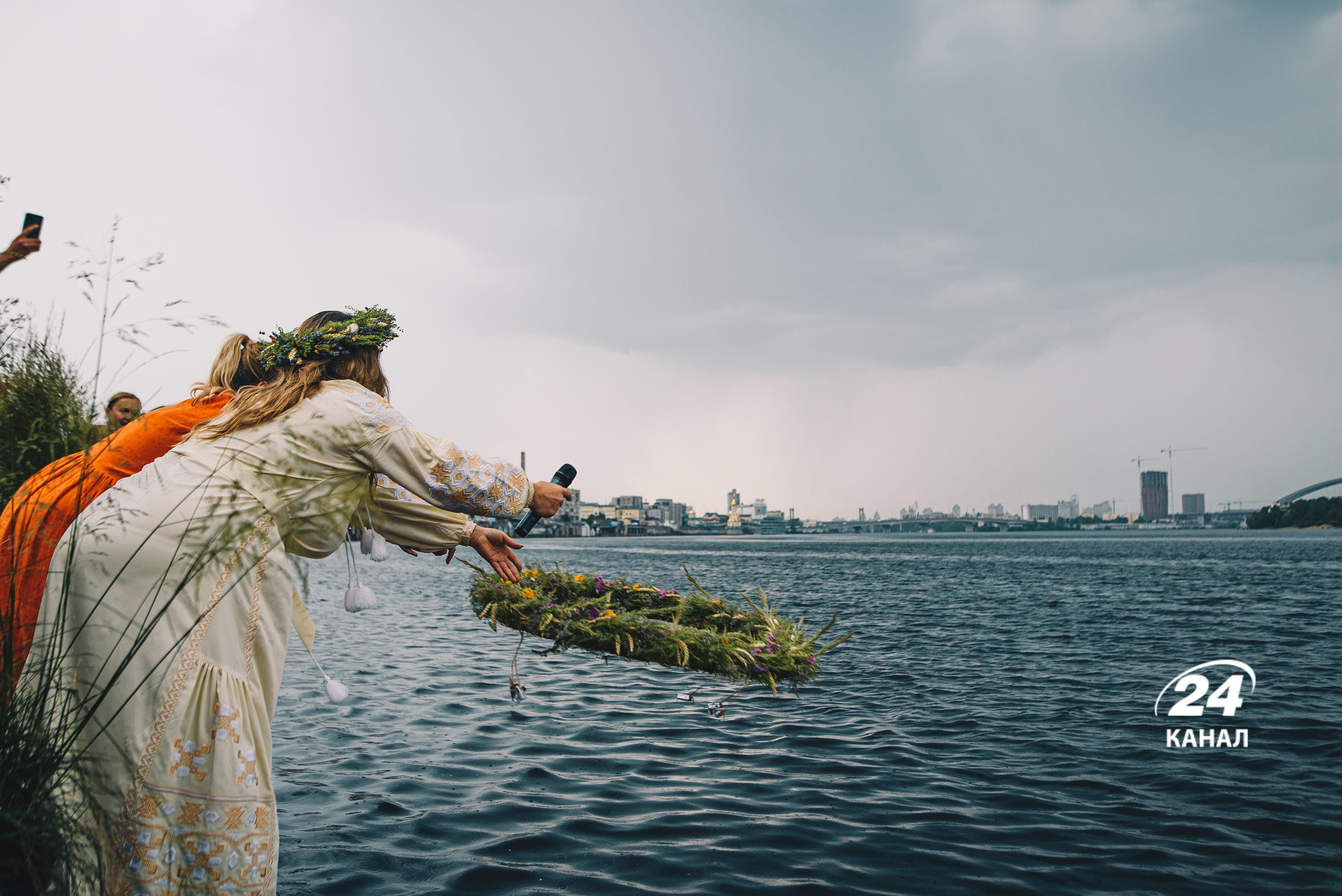 Листи любові на Дніпрі – українці відправили послання жителям окупованих територій - 24 Канал Листи любові на Дніпрі – українці відправили послання жителям окупованих територій - 24 Канал