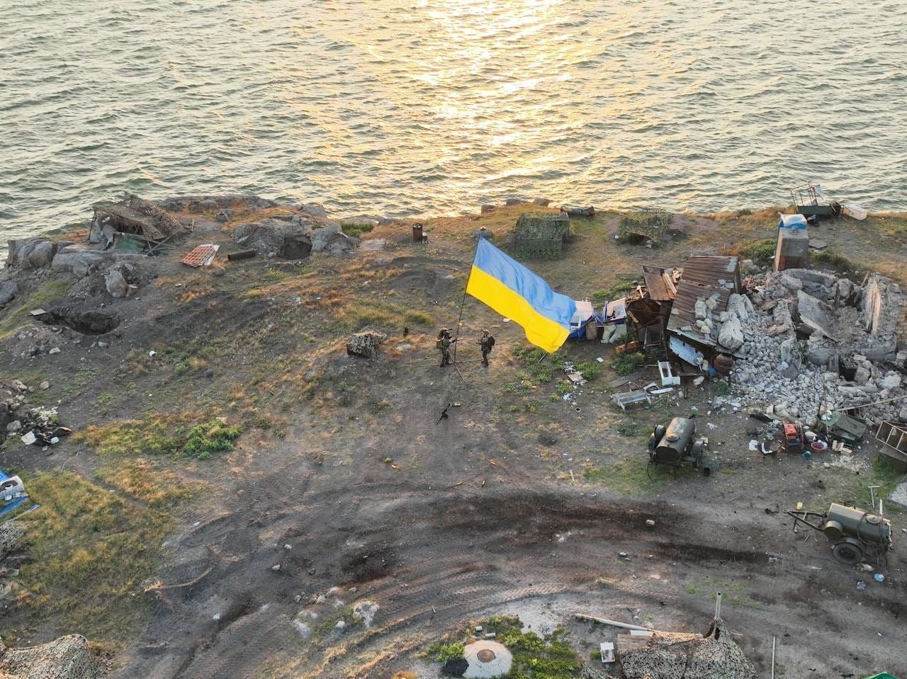 Військові підняли прапор України на Зміїному: у мережі опублікували фото