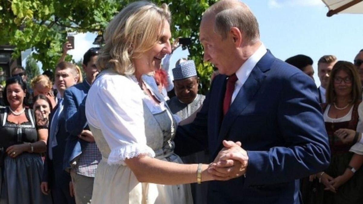 Танцевавшая с Путиным эксминистерша из Австрии Карин Кнайсль сбежала из страны
