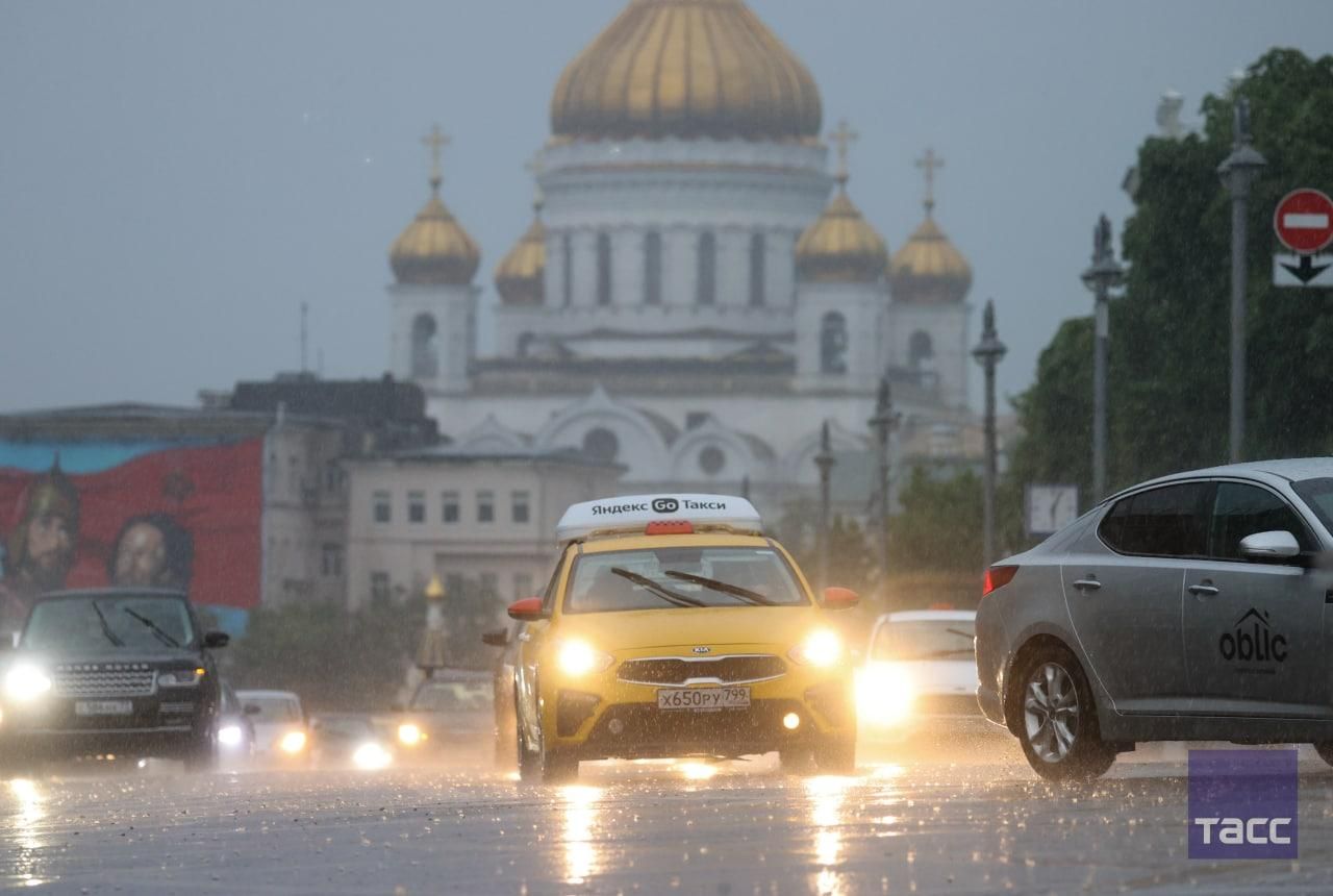 Москву накрыл сильный дождь 7 июля 2022 года - молния попала в церковь рпц