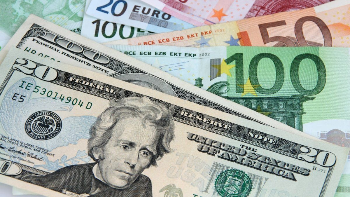 Курс євро до долара впав до 1,01 долара