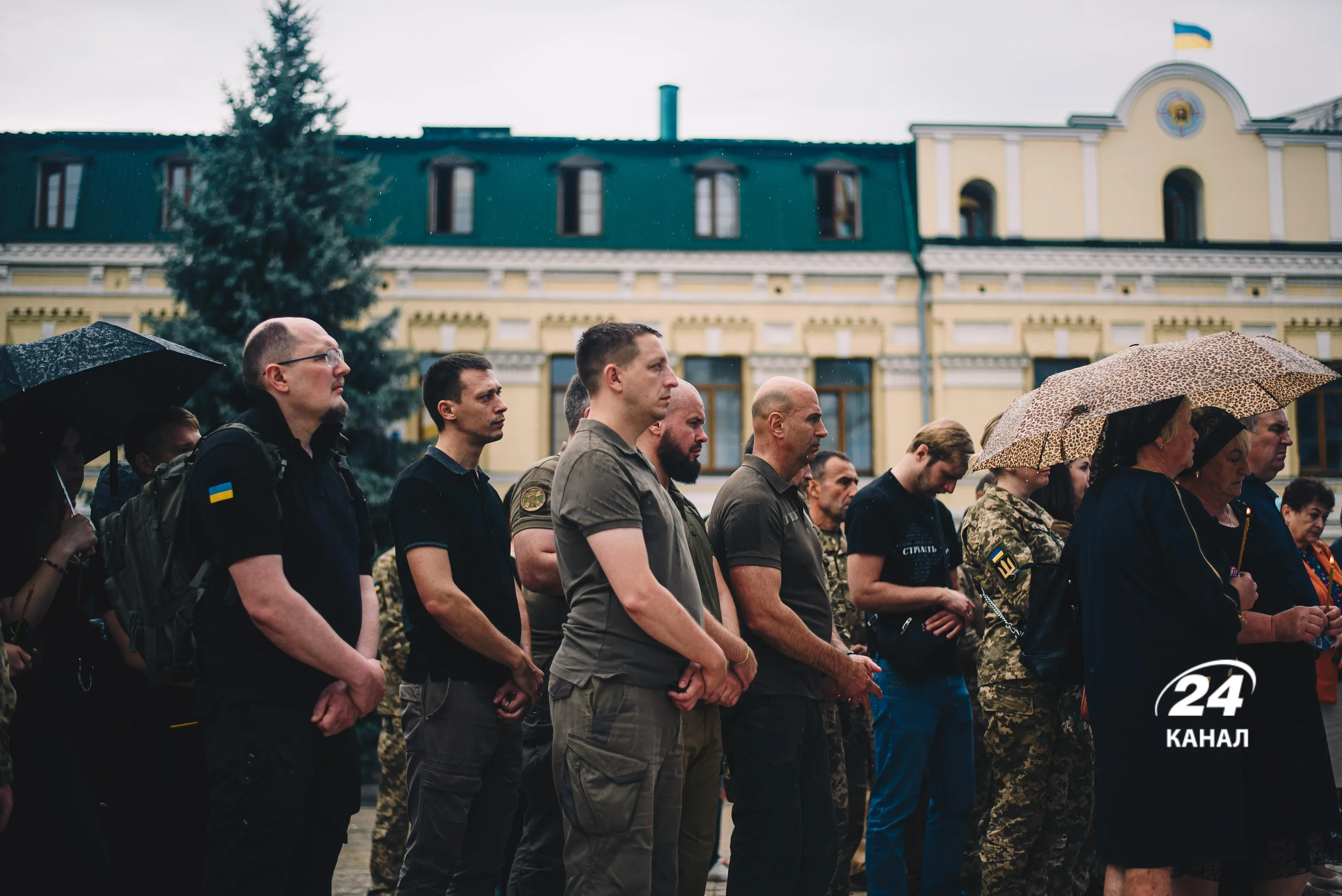 Попрощатися з загиблим прийшли військові