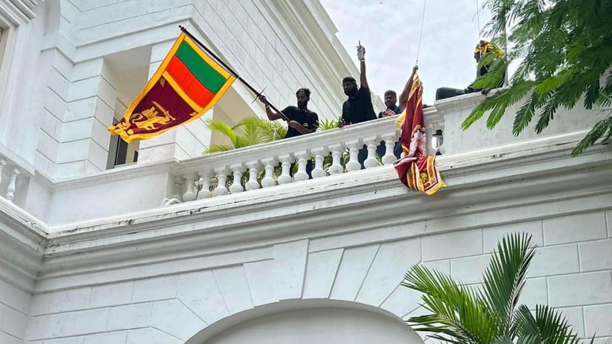 В Шри-Ланке протестующие ворвались в резиденцию президента и захватили ее