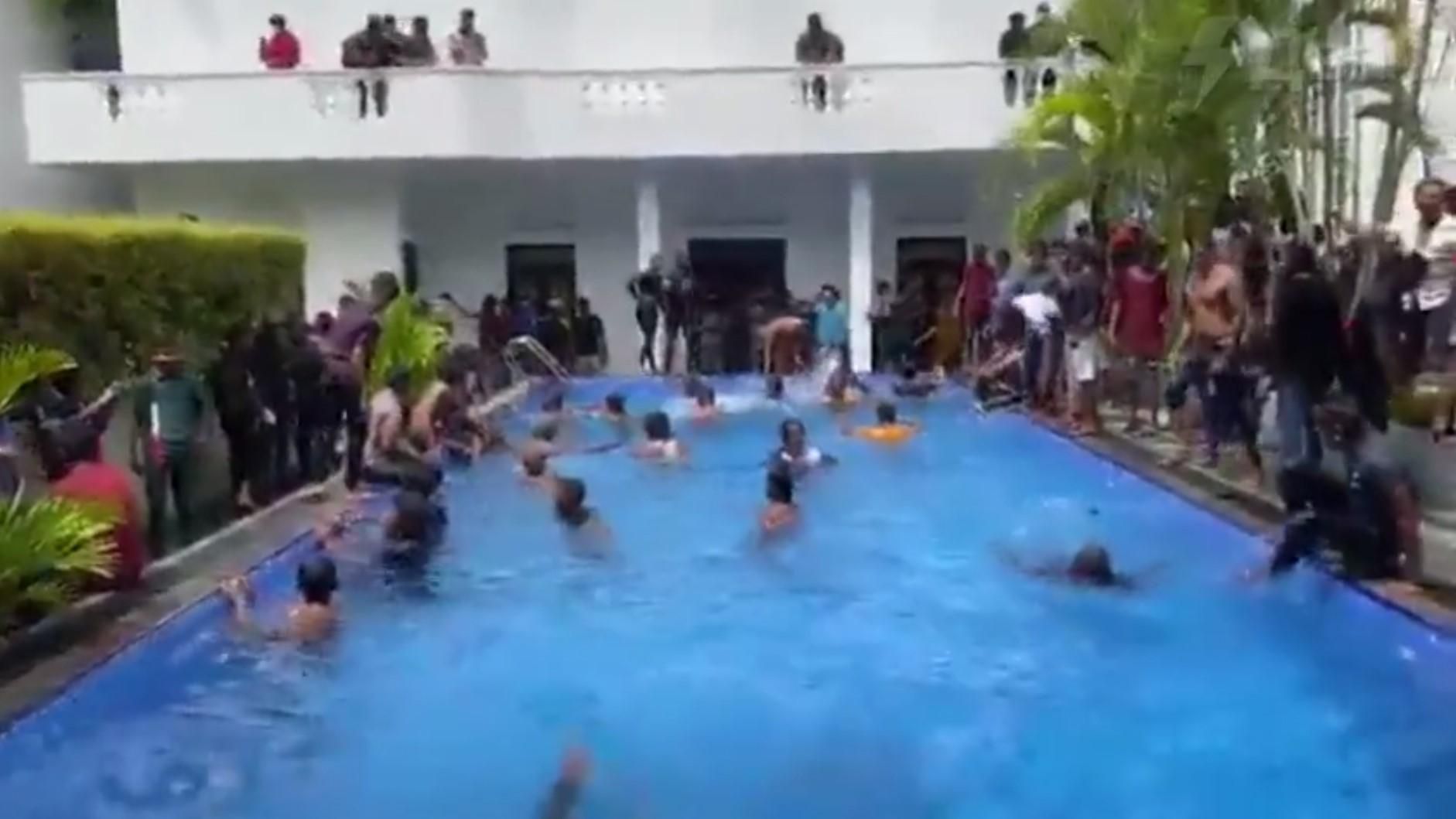 Демонстранты в Шри-Ланке скупались в бассейне во время захвата админпостроек Демонстранты в Шри-Ланке скупались в бассейне во время захвата админпостроек