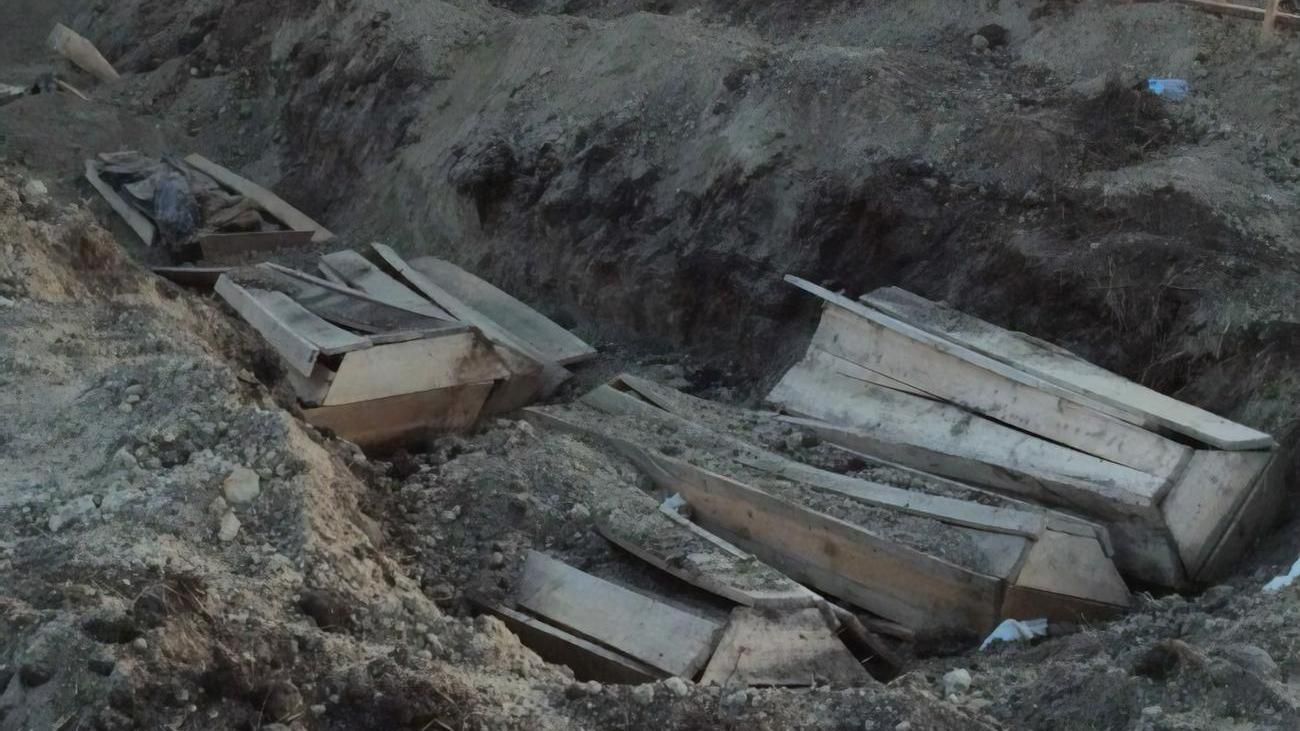 На Херсонщині окупанти влаштували масове поховання своїх військових На Херсонщині окупанти влаштували масове поховання своїх військових