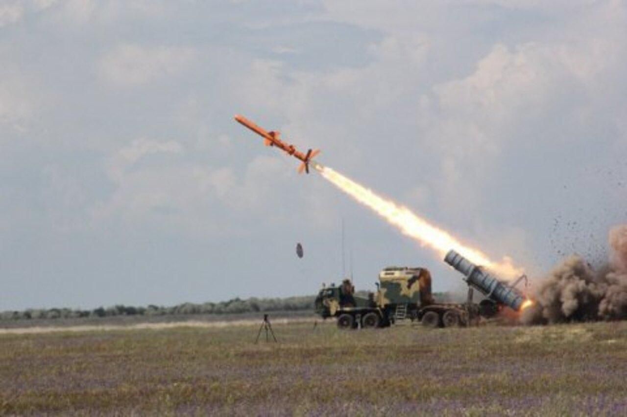 росія тримає ракетні носії для обстрілів у готовності