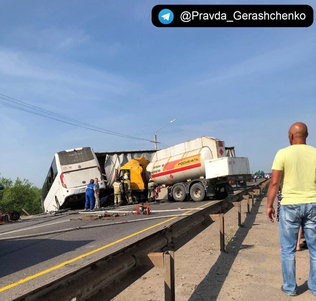 У росії автобус з призовниками зіткнувся з газовозом та вантажівкою