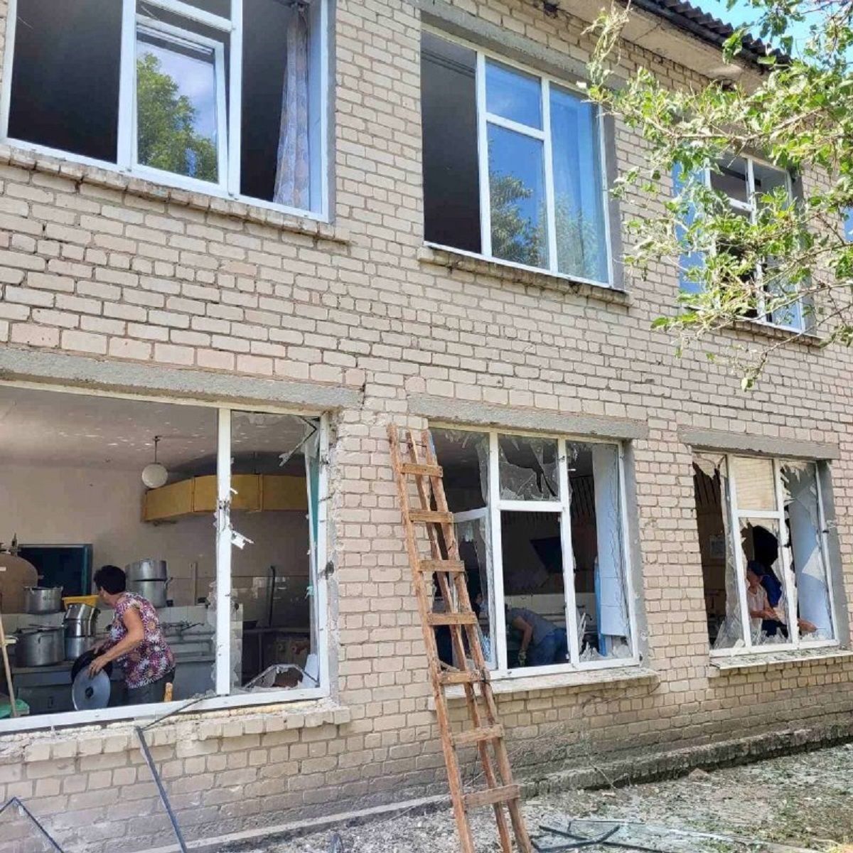 оккупанты в Запорожье попали во двор школы оккупанты в Запорожье попали во двор школы