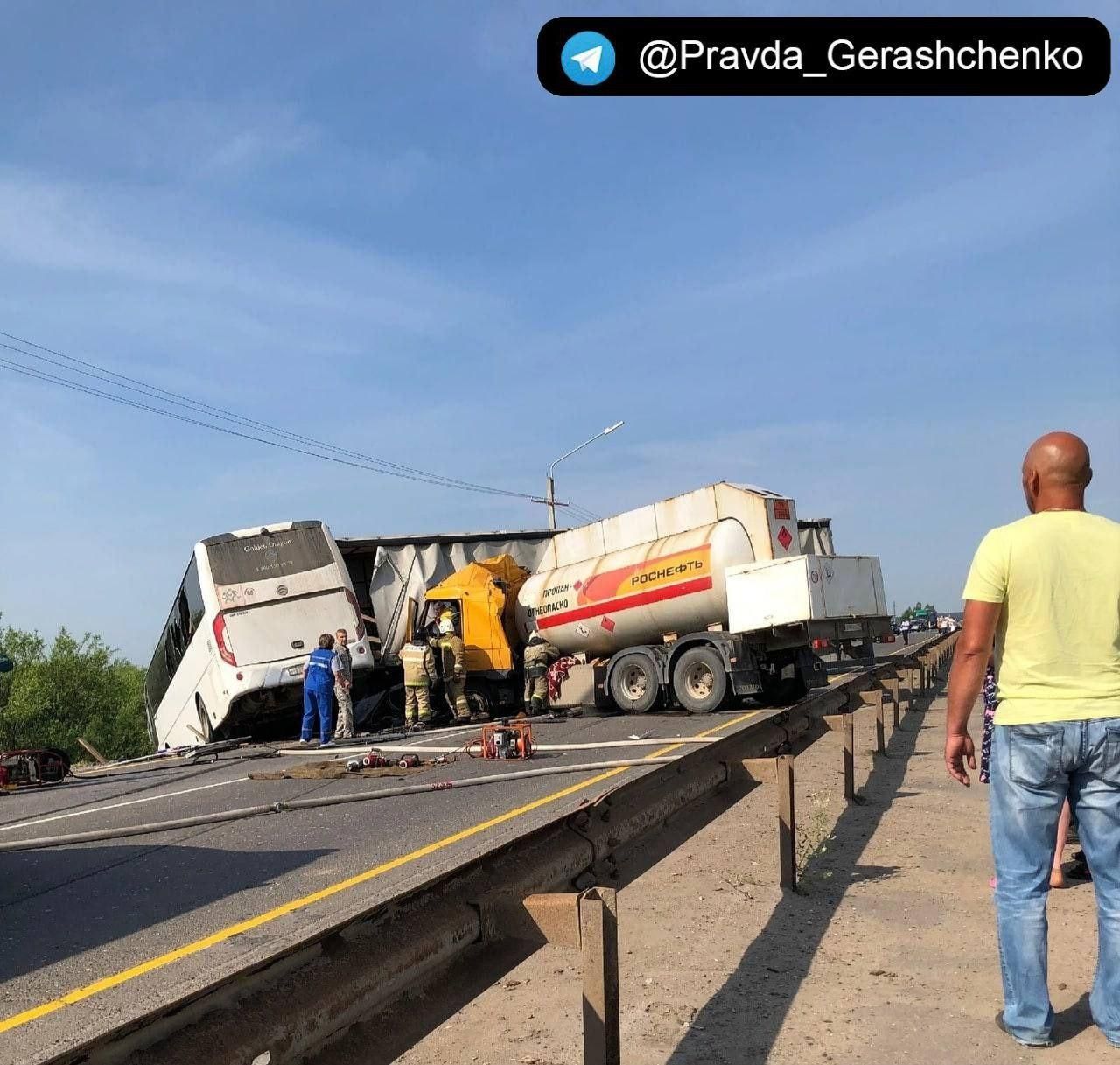 В россии автобус с призывниками столкнулся с газовозом и грузовиком