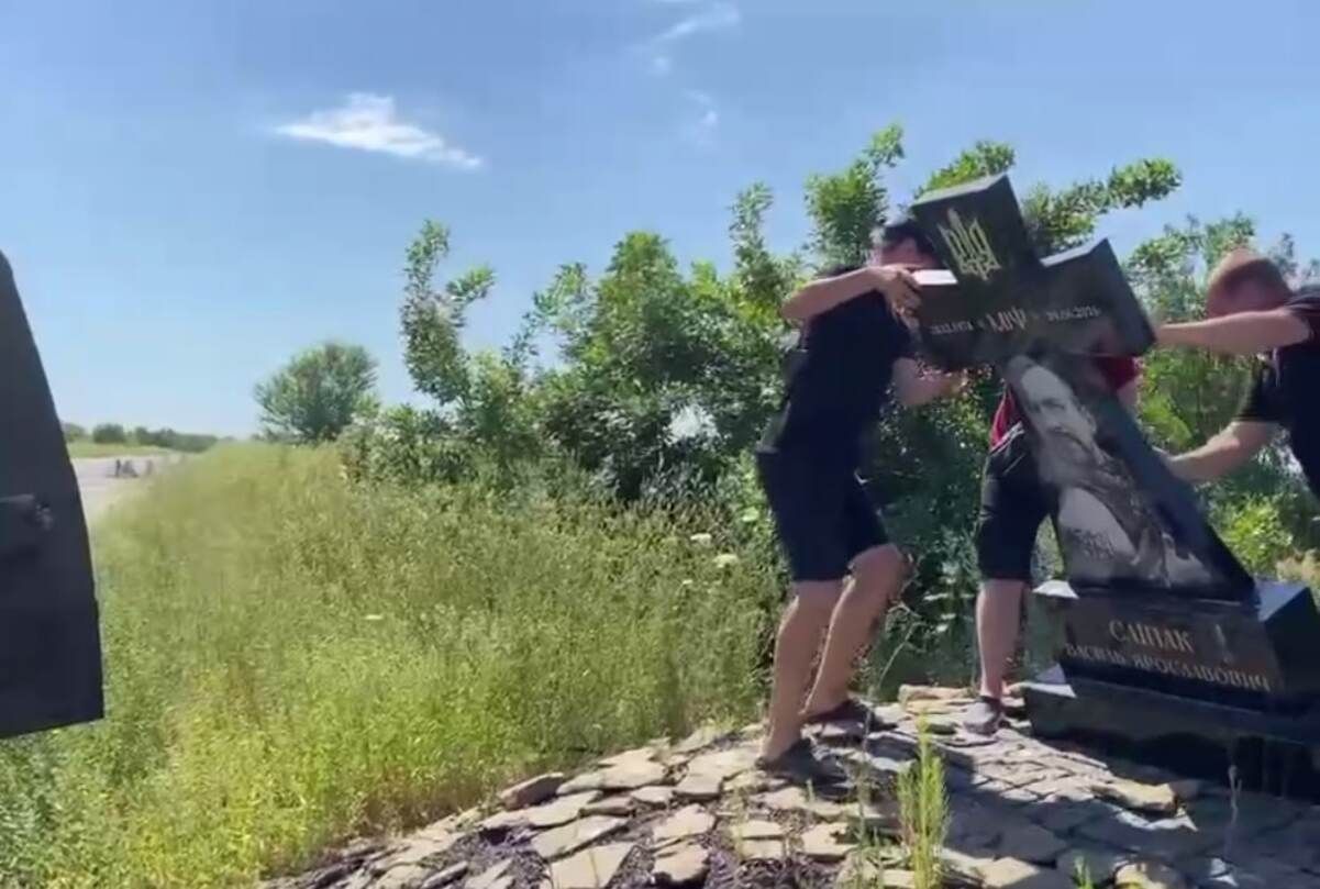 В Мариуполе уничтожили памятник Герою Украины Василию Слепаку: возмутительное видео