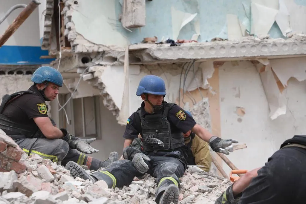 Спасатели работают в опасных условиях Спасатели работают в опасных условиях