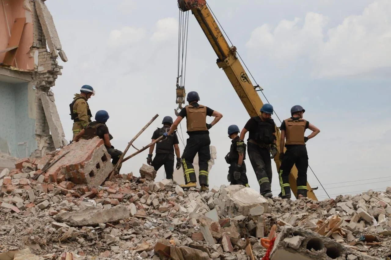 Спасатели работают на месте удара по Временному Яру Спасатели работают на месте удара по Временному Яру