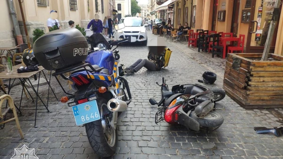 У Львові кур'єр збив поліцейського - тікав, але впав з мопеда - 24 Канал У Львові кур'єр збив поліцейського - тікав, але впав з мопеда - 24 Канал