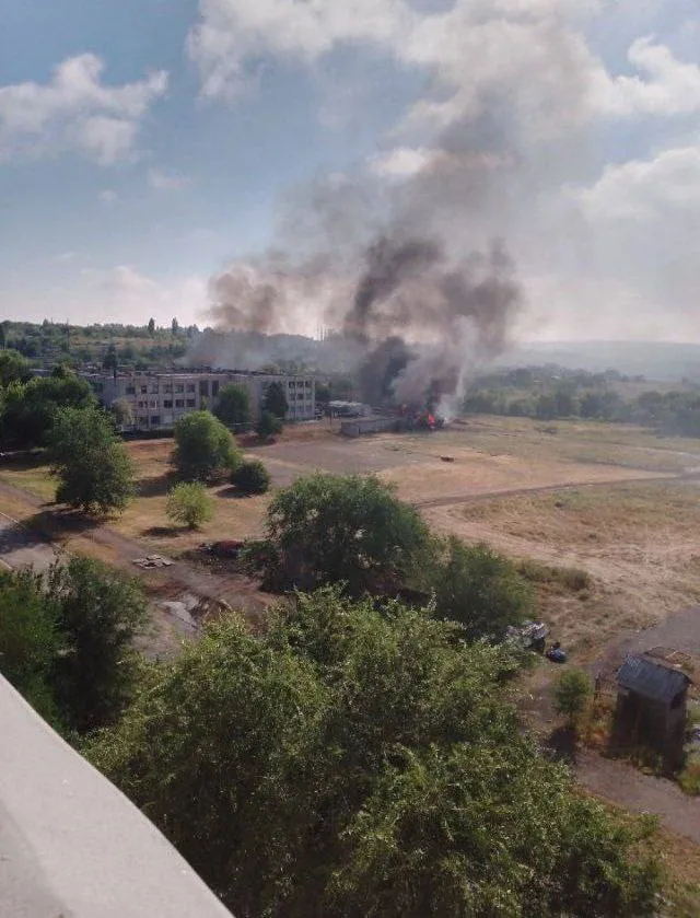 У Кадіївці знову палає скупчення російської техніки У Кадіївці знову палає скупчення російської техніки