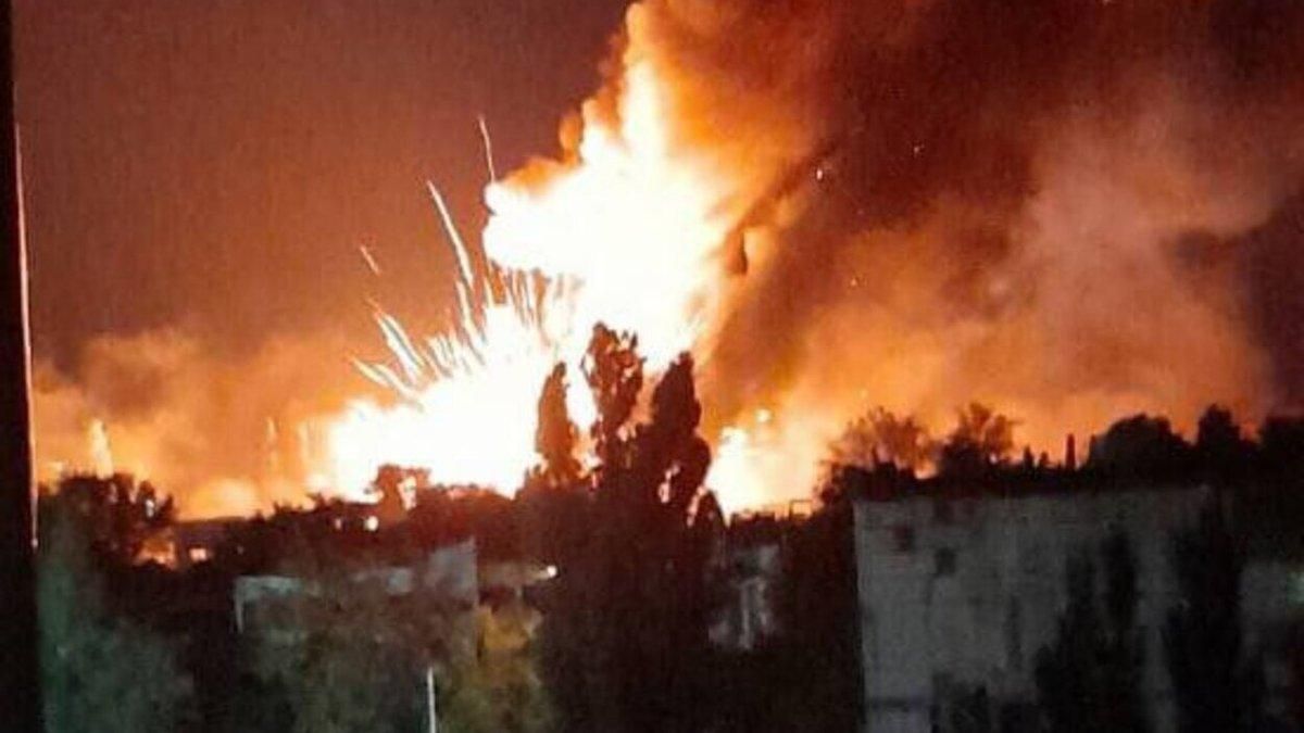 Від складу ворога залишився лише порох Від складу ворога залишився лише порох