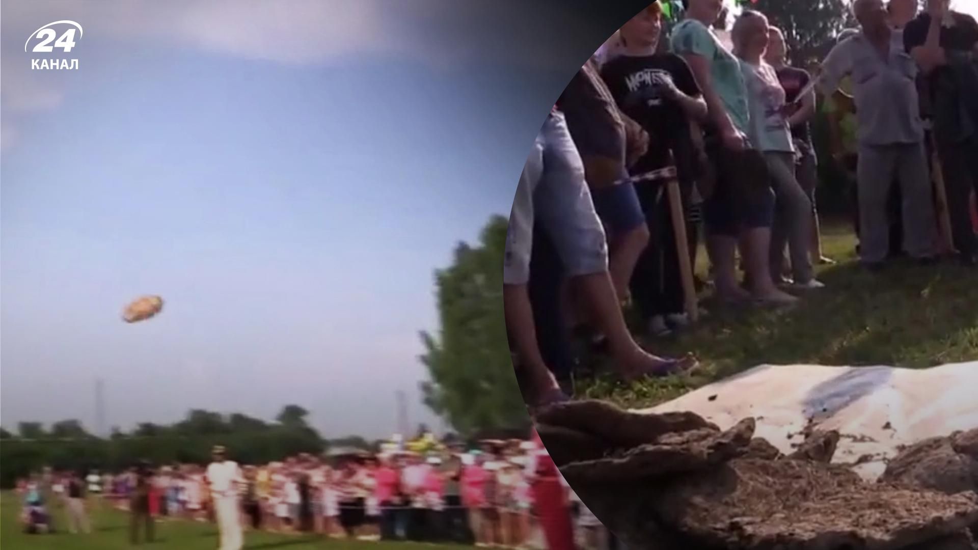 в России провели традиционные соревнования по метанию коровьим навозом в России провели традиционные соревнования по метанию коровьим навозом