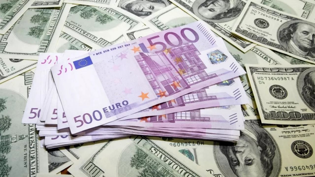 Доллар стал дороже евро