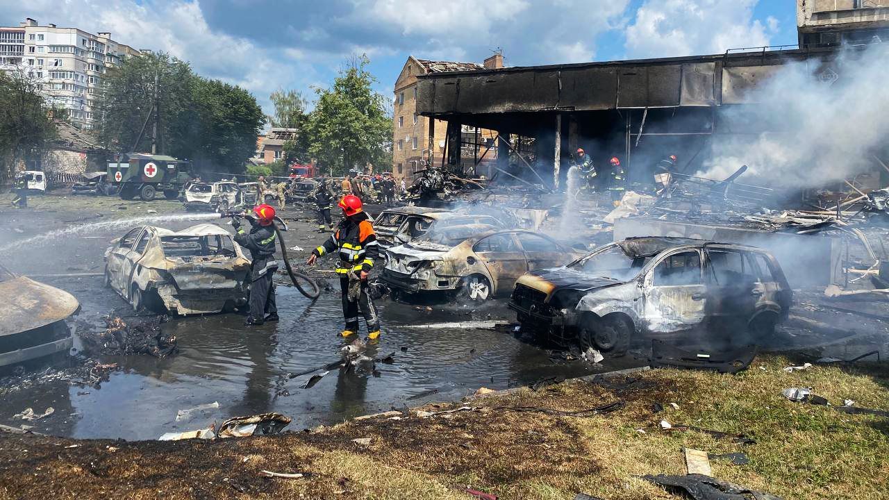 Сталася пожежа на стоянці після обстрілу вінниці  