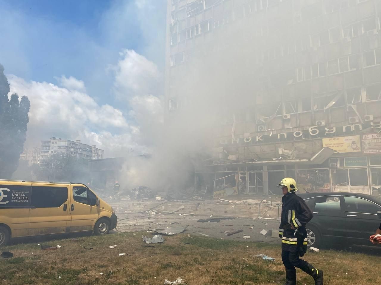 Скло поранило усіх, хто був поруч: що зараз відбувається на місці обстрілу у Вінниці Скло поранило усіх, хто був поруч: що зараз відбувається на місці обстрілу у Вінниці